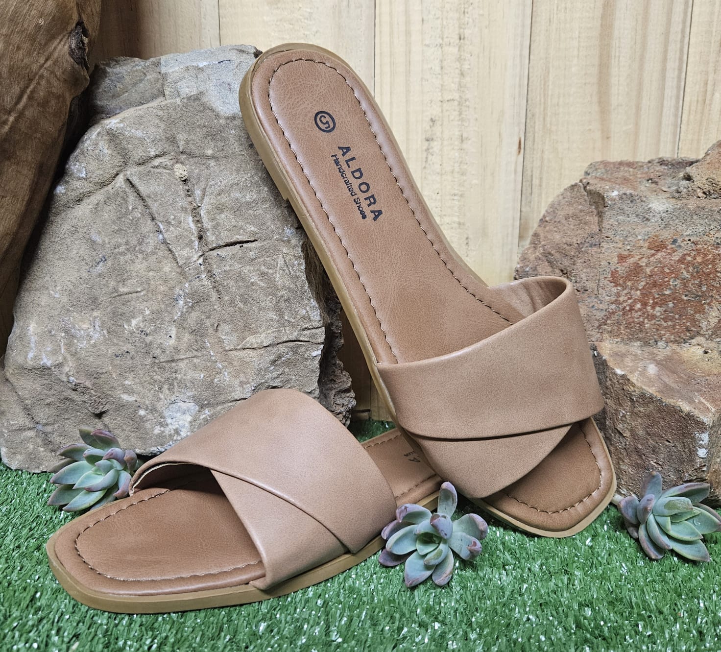 Aldora plakkie tan2